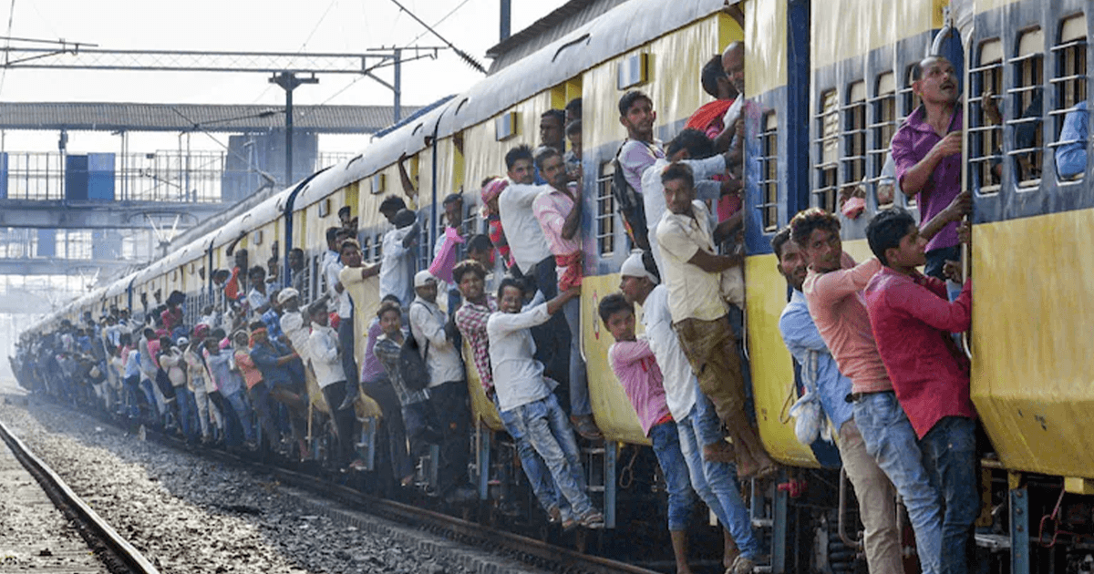 We Love To Romanticise Mumbai Locals But The Struggle Of Hanging By The Doors Is In No Way ‘Fun’